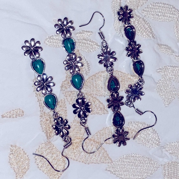 NWT Silver Flowers w/Turquoise Dangling Earrings- About 2.5” Long- Cute w/Jeans - Picture 8 of 16